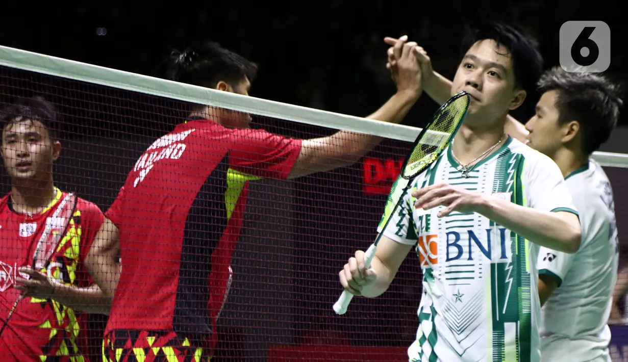 Pebulu tangkis ganda putra Indonesia, Marcus Fernaldi Gideon/Kevin Sanjaya Sukamulio saat bertanding melawan Supak Jomkoh/Kittinupong Kedren (Thailand) pada babak 16 besar Indonesia Masters 2022 di Istora Senayan, Jakarta, Kamis (9/6/2022). Kevin/Marcus unggul dan melaju ke babak berikutnya. (Liputan6.com/Helmi Fithriansyah)