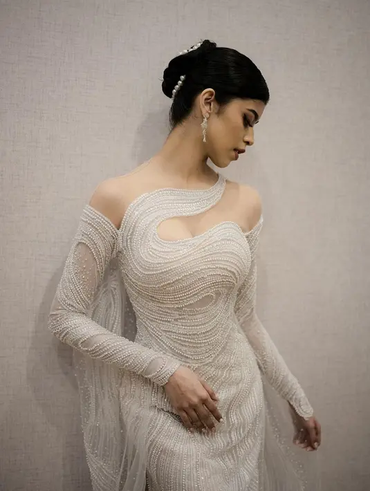 Garis leher ilusi memiliki detail berlapis, bergelombang, dan terbuka yang memikat di bagian dada dan bahu. [@hiantjen]