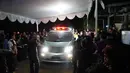 Setelah dibersihkan di rumah sakit, jenazah dibawa ke rumah duka di kawasan Kucirang Raya Bintaro, Tangerang Selatan. Ratusan pelayat sejak pukul 19.00 WIB terus memadati kediamannya. (Syaiful Bachri/Bintang.com)