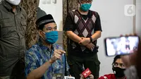 Sekretaris Umum FPI Munarman memberikan keterangan terkait aksi penyerangan terhadap polisi oleh Laskar FPI di Petamburan III, Jakarta, Senin (7/12/2020). Munarman membantah adanya aksi penyerangan terhadap polisi oleh Laskar FPI. (Liputan6.com/Faizal Fanani)