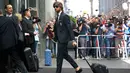 Kiper kedua Juventus, Marco Storari tampil dengan kacamata hitam membawa koper saat tiba di hotel, Berlin, Jerman (5/62015). Juventus akan menghadapi Barcelona di final Liga Champions di Olympiastadion Berlin. (REUTERS/Michael Dalder)