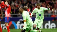Penyerang Barcelona, Lamine Yamal (kanan) saat mencetak gol ketiga bagi timnya pada pertandingan pekan ke-28 La Liga 2024/2025 melawan Atletico de Madrid di Stadion Metropolitano, Madrid, 16 Maret 2025 waktu setempat atau Senin (17/3/2025) dini hari WIB. (OSCAR DEL POZO/AFP)