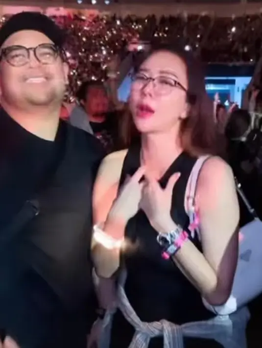 Aura Kasih menikmati waktunya menonton konser Coldplay di Jakarta. Ia mengenakan tank top hitam dengan riasan wajah natural dan rambut panjang yang dibiarkan tergerai. [Foto: Instagram/aurakasih]