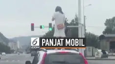 Aksi seorang wanita memanjat mobil suaminya di persimpangan lampu merah terekam kamera keamanan. Insiden ini terjadi di Provinsi Hunan.
