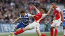 Bek Laurent Koscielny berusaha merebut bola dari Jamie Mackie