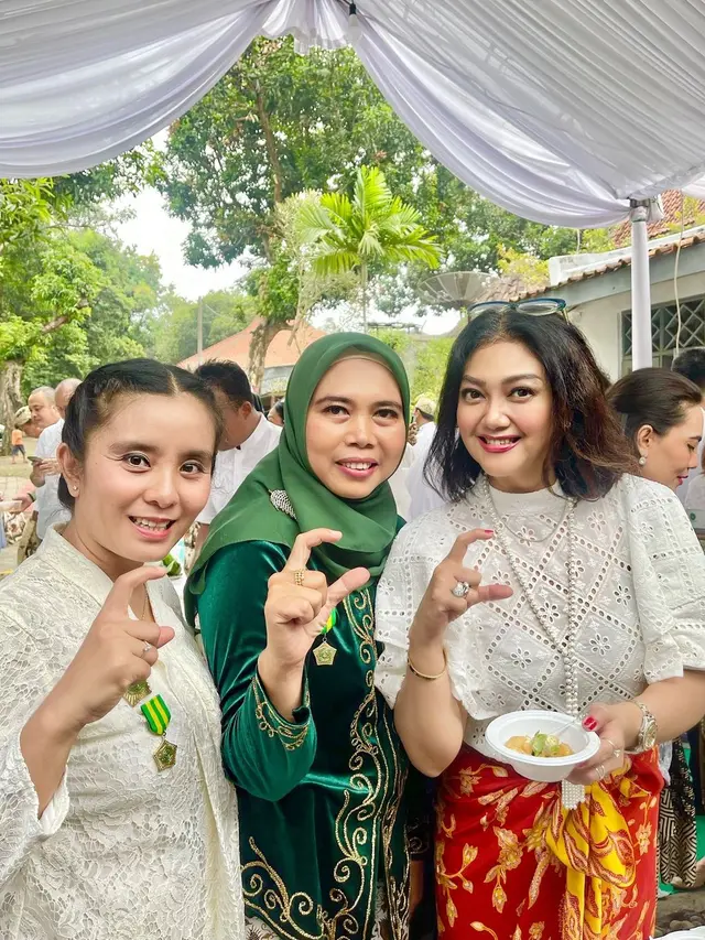 Potret Bella Saphira Cicipi Kuliner Tradisional di Keraton Kasepuhan Cirebon, Foto Bareng Kanjeng Ratu