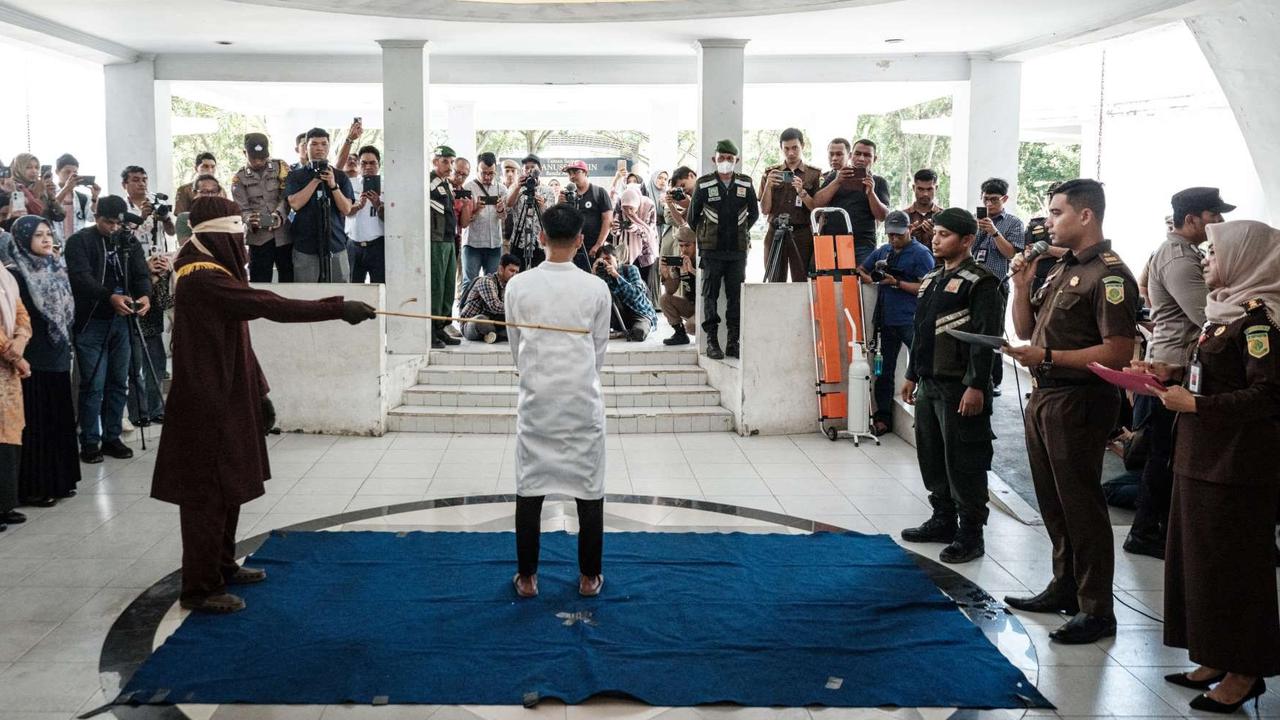 FOTO: Momen Pasangan Gay di Aceh Dicambuk Berkali-kali usai Tertangkap Basah di Indekos