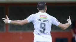 Striker Bali United, Ilija Spasojevic melakukan selebrasi usai mencetak gol ke gawang Persita Tangerang dalam laga matchday ke-3 Grup D Piala Menpora 2021 di Stadion Maguwoharjo, Sleman, Jumat (2/4/2021). Bali United bermain imbang 1-1 dengan Persita. (Bola.com/M Iqbal Ichsan)