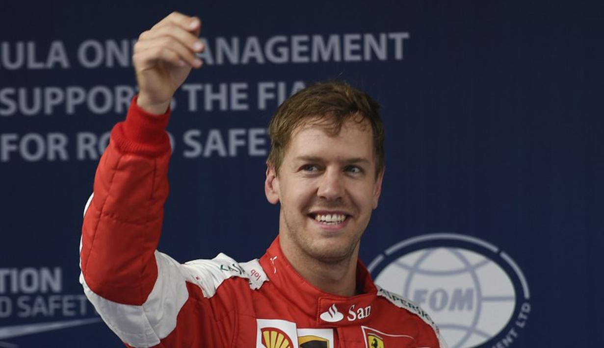 Sebastian Vettel harus puas mengawali lomba di GP China dari tempat ketiga. Jagoan tim Ferrari itu tertinggal 0,905 detik dari Hamilton (FRED DUFOUR/AFP)