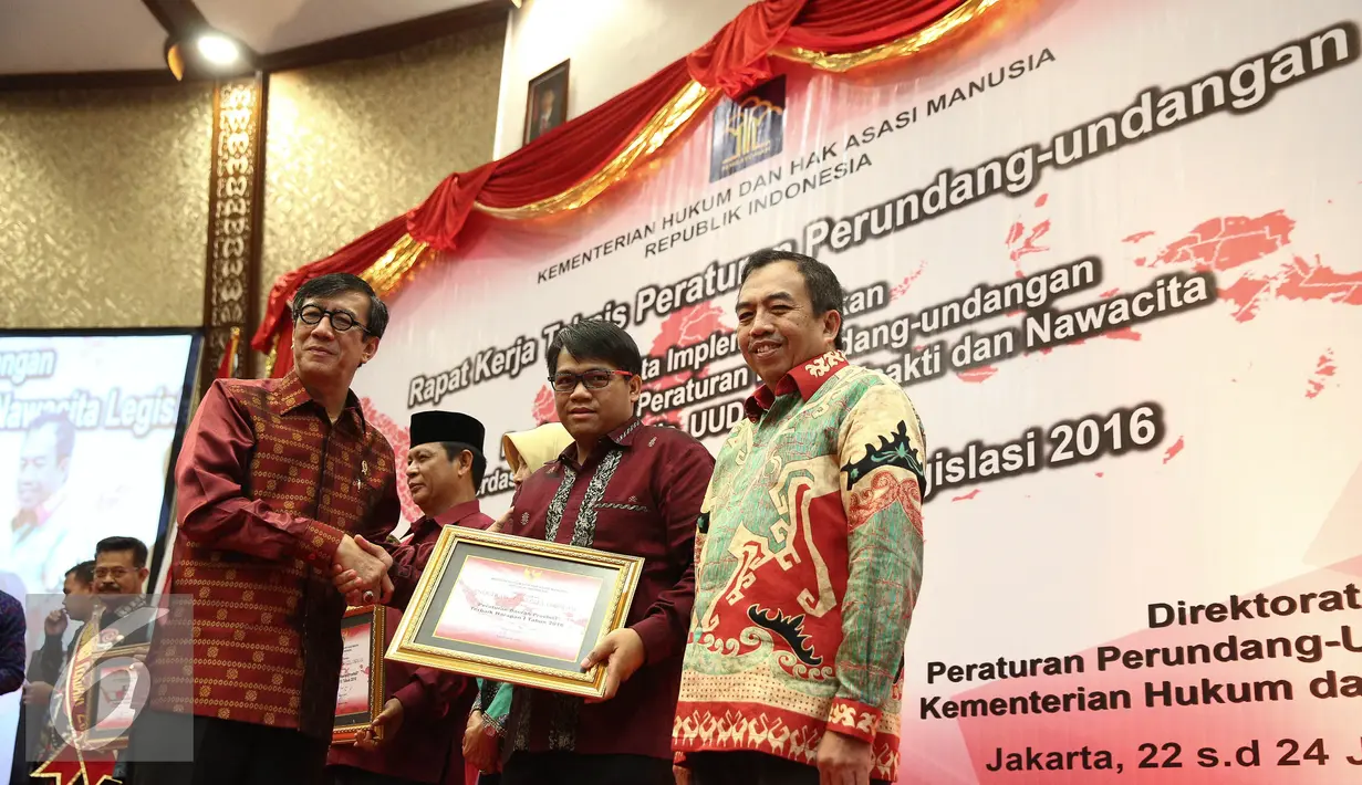 Menteri Hukum dan HAM (Menkumham), Yasonna Laoly memberikan piagam kepada pemenang Anugerah Nawacita 2016 serta serta menutup raker peraturan perundangan-undangan di Jakarta, Jumat (24/6). (Liputan6.com/Faizal Fanani)