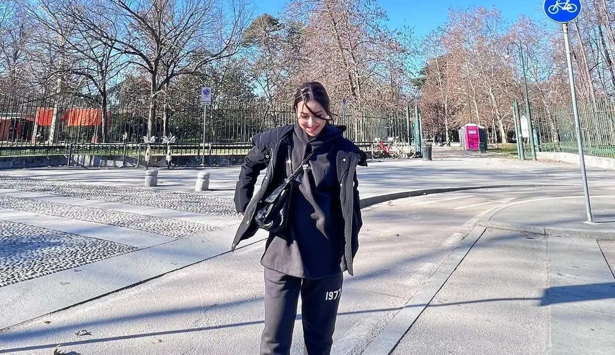 Ayu Ting Ting tampil keren dengan outfit serba hitam. Ia memadukan hoodie dengan jaket, dipadu padankan dengan jogger pants, dan menyematkan sling bag yang semuanya berwarna hitam. [Foto: Instagram/ayutingting92]