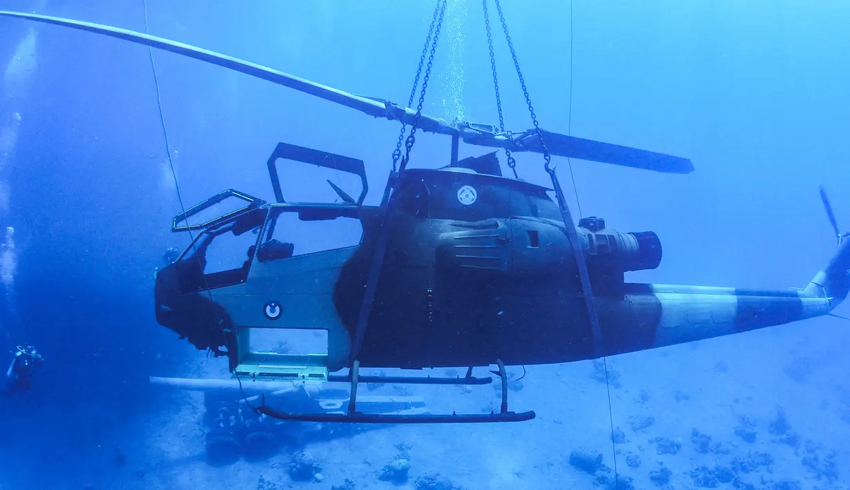 Helikopter Cobra AH-1 Angkatan Bersenjata Yordania yang tenggelam di dasar laut Laut Merah di lepas pantai kota pelabuhan selatan Aqaba, pada 23 Juli 2019. Kendaraan tempur ini menjadi bagian dari museum militer bawah laut yang baru. (Aqaba Special Economic Zone Authority / AFP)