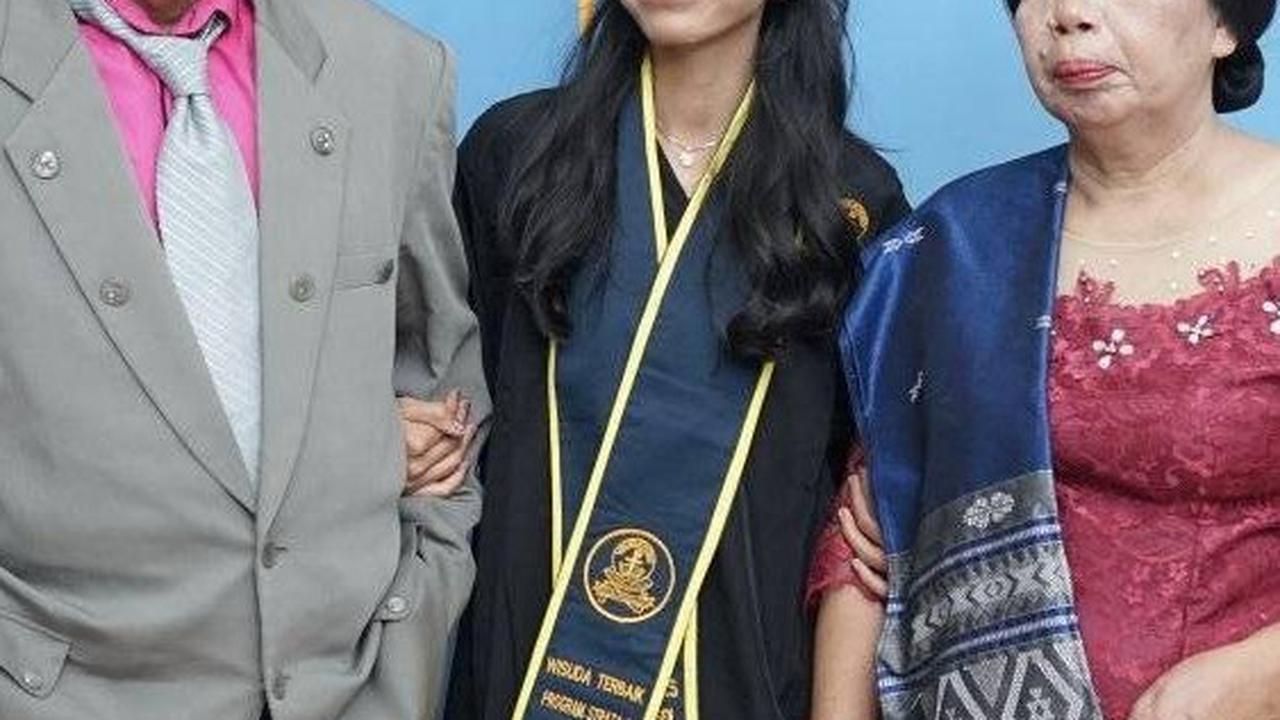 Kisah Septiani Hirawati jadi Mahasiswi Terbaik Lulus Cumlaude, Ibu Bapaknya Tunanetra Hadiri Wisuda Begitu Bangga
