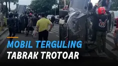 Sebuah mobil menabrak trotoar dan terguling di jalan. Kejadian itu terjadi di Pulomas, Jakarta Timur.