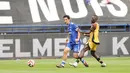 Namun, permainan Persija praktis menurun setelah Bruno Tubarao dikartu merah di menit ke-53. Tampak dalam foto, gelandang serang Persib, Thom Jan Marinus Haye berebut bola dengan pemain Persib saat pertandingan pekan ke-17 BRI Super League 2025/2026 di Stadion Gelora Bandung Lautan Api (GBLA), Bandung, Jawa Barat, Minggu 11 Januari 2026. (Bola.com/Abdul Aziz)