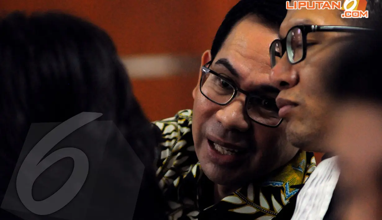 Tubagus Chaeri Wardhana alias Wawan tampak berdiskusi dengan penasehat hukumnya (Liputan6.com/Faisal R Syam).