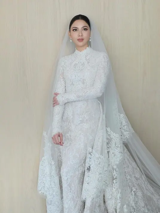 Bibir warna pink natural, pipi dan eyeshadow bersemu pink soft membuat look pengantin terlihat fresh. [Foto: Instagram @cherryjks]