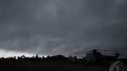 Sejumlah helikopter milik tim SAR gabungan tampak bersiaga di Lanud Iskandar, Pangkalan Bun, Kalteng, Rabu (31/12/2014). (Liputan6.com/Miftahul Hayat)