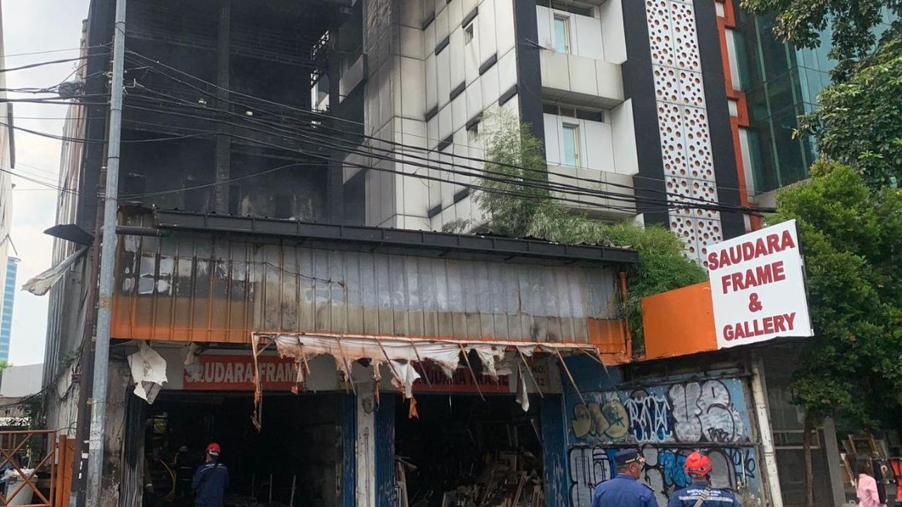 Petugas pemadam kebakaran melakukan pendinginan di lokasi kebakaran yang menghanguskan ruko Saudara Frame dan Gallery di kawasan Mampang&nbsp;Prapatan, Jakarta Selatan, Jumat (19/4/2024). Kebakaran dahsyat itu tampak menghanguskan bangunan tersebut dan se
