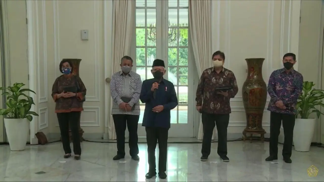 Menteri Koordinator Bidang Perekonomian Airlangga Hartarto menghadiri Rapat Pleno Perdana Komite Nasional Ekonomi dan Keuangan Syariah (KNEKS) di Kantor Wakil Presiden, Selasa (30/11/2021).