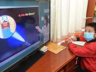 Siswa Sekolah Dasar, Gao Xunxuan mengikuti kelas daring (online) di rumahnya di Nanchang, Provinsi Jiangxi, 10 Februari 2020. Karena sekolah-sekolah di China diwajibkan menunda permulaan semester musim semi, para siswa di Provinsi Jiangxi belajar di rumah dengan berbagai cara. (Xinhua/Peng Zhaozhi)