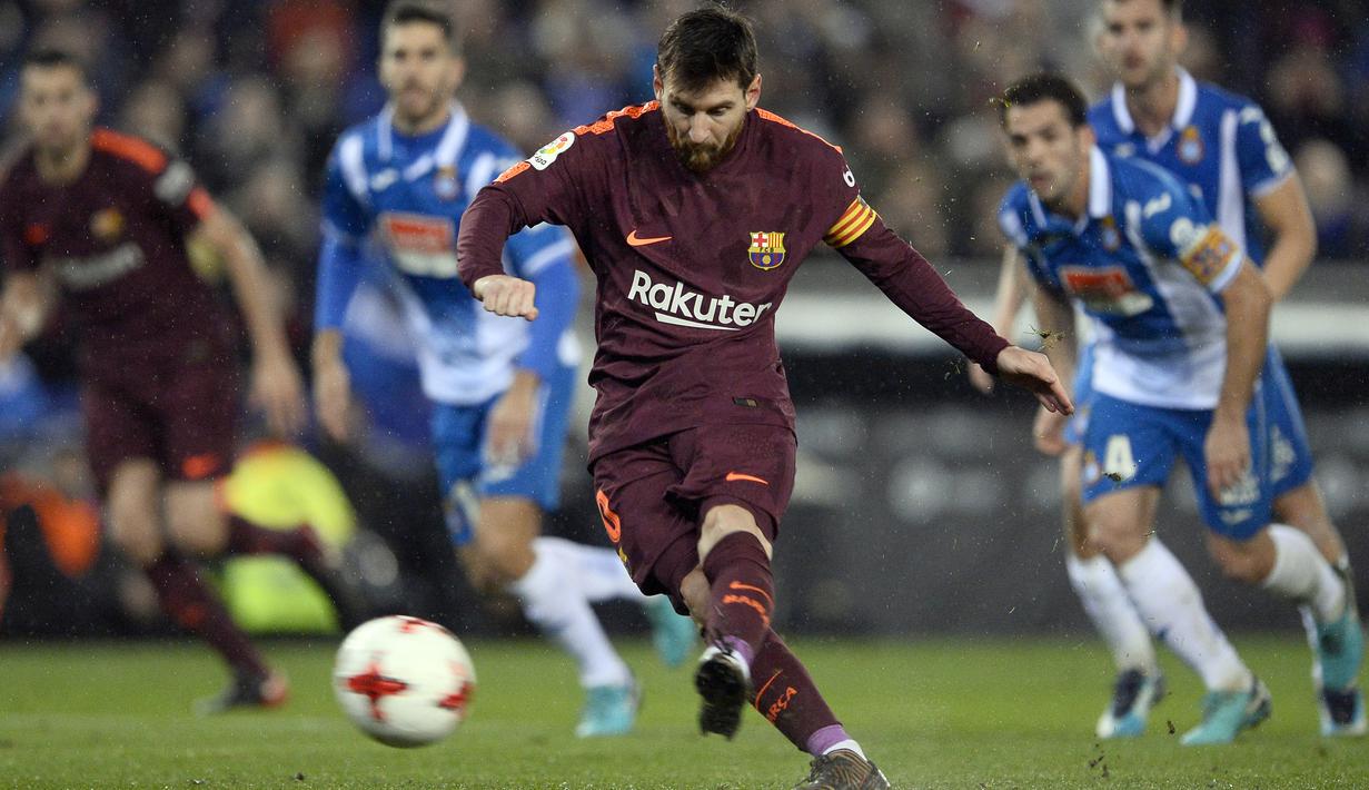 Aksi bintang Barcelona, Lionel Messi saat melakukan tendangan penalti ke gawang Espanyol pada laga Cpa Del Rey di RCDE Stadium, Cornella de Llobregat, (17/1/2018). Barcelona kalah 0-1. (AFP/Josep Lago)