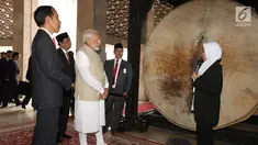 Presiden Joko Widodo bersama PM India Narendra Modi mendengarkan penjelasan ketika mengunjungi Masjid Istiqlal, Jakarta, Rabu (30/5). Kunjungan kenegaraan Narendra Modi tersebut membahas isu-isu bilateral, regional dan global. (Liputan6.com/Angga Yuniar)