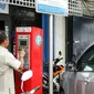 Warga saat melakukan transaksi dengan mesin terminal parkir elektronik (TPE)  di jalan Sabang, Jakarta, Kamis (25/2). Pemprov DKI Jakarta berencana menambah mesin terminal parkir elektronik (TPE) atau parkir meter. (Liputan6.com/Yoppy Renato)