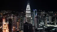 Gambar pada 14 Februari 2019 menunjukkan Menara Kembar Petronas dan cakrawala kota yang terlihat dari dek observasi Menara Kuala Lumpur di ibu kota Malaysia. Dari sini pengunjung bisa mengamati segala penjuru kota Kuala Lumpur. (Mohd RASFAN / AFP)