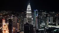 Gambar pada 14 Februari 2019 menunjukkan Menara Kembar Petronas dan cakrawala kota yang terlihat dari dek observasi Menara Kuala Lumpur di ibu kota Malaysia. Dari sini pengunjung bisa mengamati segala penjuru kota Kuala Lumpur. (Mohd RASFAN / AFP)