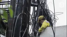 Petugas Dinas Bina Marga DKI Jakarta melakukan penataan kabel utilitas di kawasan Kapten Tendean, Jakarta, Kamis (14/9/2023). (Liputan6.com/Herman Zakharia)