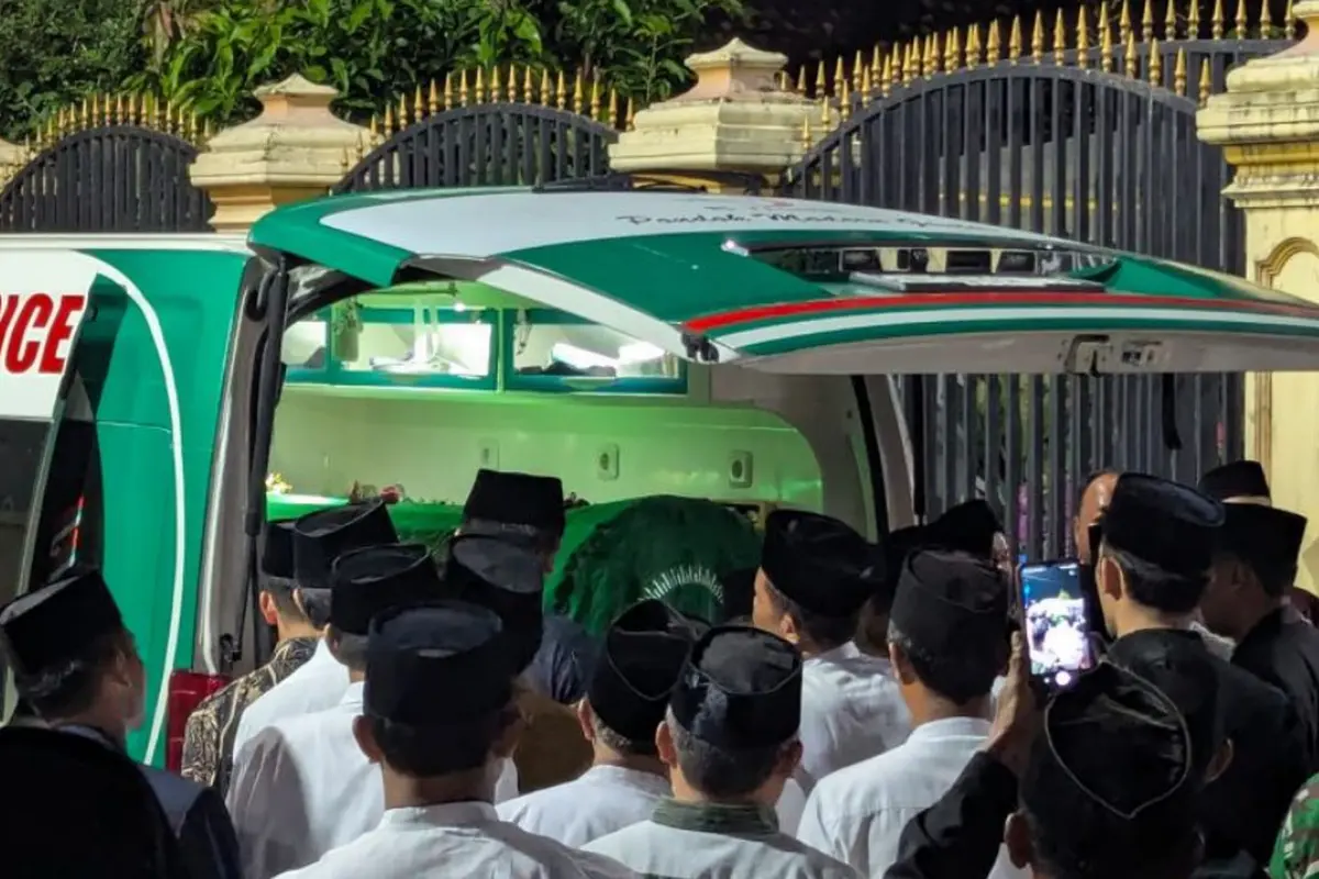 Jenazah pimpinan yang juga pengasuh Pondok Modern Darussalam Gontor (PMDG) Ponorogo, Amal Fathullah Zarkasyi tiba di rumah duka.
