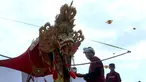 Pria Bali bersiap menaikan layang-layang saat mengikuti lomba layang-layang tradisional dalam festival layang-layang di Bali, Indonesia, (6/8). Festival ini diselenggarakan untuk mempromosikan pariwisata di pulau resor. (AP Photo/Firdia Lisnawati)