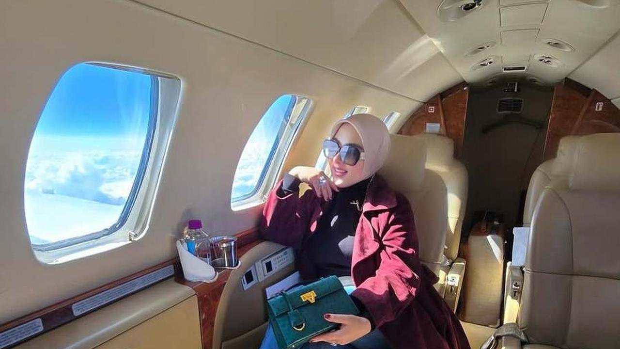 Potret Syahrini Tampil Mewah dan Elegan di Private Jet Menuju Karpet Merah Cannes 2025