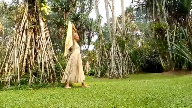 Titi Qadarsih dalam video tersebut menari dengan luwes (Youtube Ari Rangkuty)