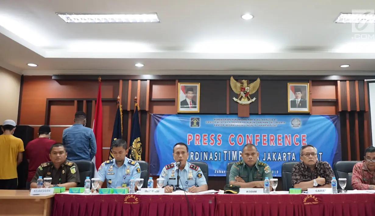 Kepala Kantor Imigrasi Jakarta Pusat Is Edy Eko Putranto memberikan keterangan dalam konferensi pers terkait penangkapan tiga WNA yang diduga terjerat kasus prostitusi di bawah umur di Kantor Imigrasi Kelas I Non TPI Jakarta Pusat, Kamis (8/8/2019). (Liputan6.com/Immanuel Antonius)
