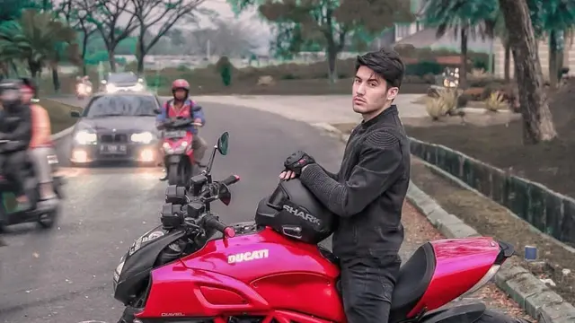 6 Gaya Valentino Peter dengan Moge Ini Tampil Makin Macho