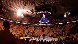 Penyanyi, John Legend saat menyanyikan lagu kebangsaan sebelum Game 1 NBA Finals 2016 antara Golden State Warriors dan Cleveland Cavaliers di Oracle Arena, California, USA (2/6/2016). (Ronald Martinez/AFP)