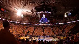 Penyanyi, John Legend saat menyanyikan lagu kebangsaan sebelum Game 1 NBA Finals 2016 antara Golden State Warriors dan Cleveland Cavaliers di Oracle Arena, California, USA (2/6/2016). (Ronald Martinez/AFP)