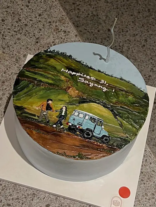 <p>Sang istri tercinta memberikan kue ultah bergambar foto prewedding mereka dulu. Hal tersebut tampak membuat Jojo kaget dan terharu. Banyak netizen juga salfok dengan bentuk kuenya. [Instagram/clairineclay]</p>