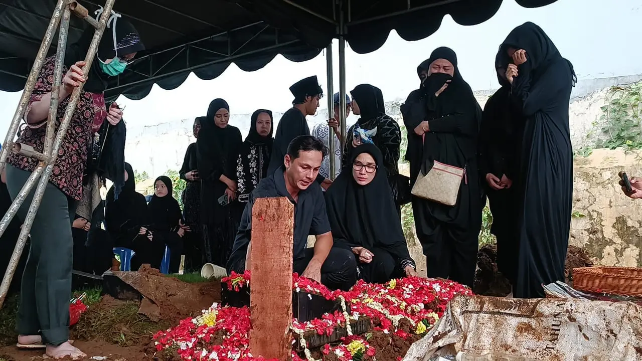 Ibunda Ussy Sulistiawaty Meninggal Dunia