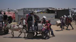 Dalam pernyataannya pada Sabtu (7/6/2025), UNRWA mengatakan warga Palestina justru menghadapi serangan dari militer Israel di pusat-pusat distribusi bantuan tersebut sehingga nyawa mereka terancam. (AP Photo/Abdel Kareem Hana)