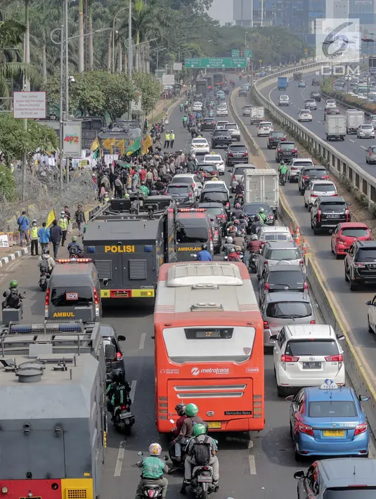 Sejumlah kendaraan terjebak kemacetan di sekitar Gedung DPR/MPR RI, Jakarat, Selasa (24/9/2019). Kemacetan tersebut diakibatkan aksi demo yang dilakukan mahasiswa dengan buruh tani. (liputan6.com/Faizal Fanani)