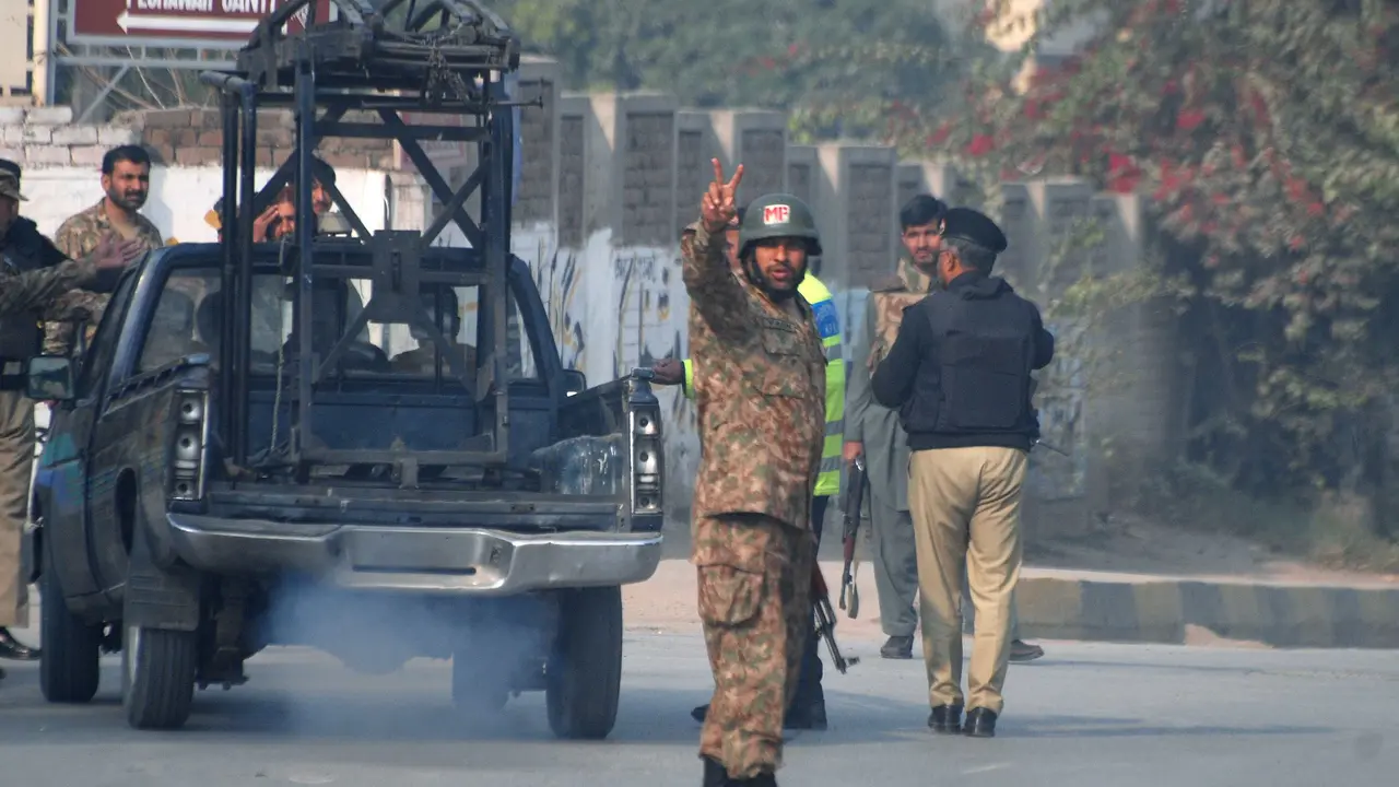 Militer kepung sekolah di Peshawar, Pkiatan yang diserang Taliban. (Reuters)