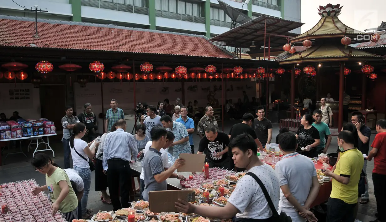 Pengurus memberikan takjil kepada umat muslim dan warga sekitar di Wihara Dharma Bhakti, Jakarta (30/5). Acara buka puasa gratis ini berlangsung dari 17 Mei hingga 8 Juni mendatang. (Merdeka.com/Iqbal S. Nugroho)
