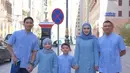 Gaun biru berhasil hadirkan pesona memikat pada tampilannya saat jalani umroh.  [Foto: Instagram/ Arsy Hermansyah]