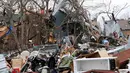 Barang - barang berhamburan disertai bangunan yang hancur disebuah apartemen di Texas, Amerika Serikat, (28/12). Diperkirakan kecepatan amgin ini mencapai 322 km per jam dan mengahancurkan apa yang dilewatinya. (REUTERS/Todd Yates)