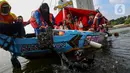 Cangkang kerang hijau ditebar untuk menjernihkan kembali perairan Teluk Jakarta melalui kegiatan Restorasi Kerang Hijau saat acara Amazing Earth Race di Taman Impian Jaya Ancol, Jakarta, Minggu (28/4/2024). (Liputan6.com/Angga Yuniar)