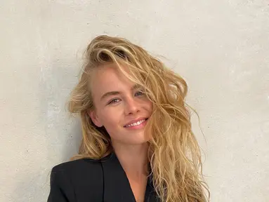 AnneKee Molenaar saat mode messy hair sambil memberikan senyum menawannya. AnneKee merupakan model kelahiran Belanda, 14 September 1999. (Instagram/@annekeemolenaar)