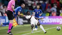 Teranyar saat laga final Euro 2020 melawan Inggris. Sang bek tak ragu-ragu menarik baju pemain muda Inggris, Bukayo Saka, demi mencegahnya masuk ke area pertahanan Italia. (Foto: AP/Laurence Griffiths,Pool)